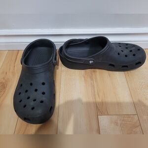 Crocs men's size 10 black shoes